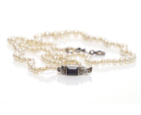 EARLY TWENTIETH CENTURY SINGLE STRAND PEARL NECKLACEformed by graduated spherical pearls, the largest pearl approximately 4.9