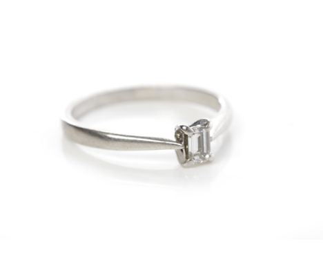 PLATINUM DIAMOND SOLITAIRE RINGset with a baguette cut stone of approximately 0.15 carats, in platinum, size Q-R