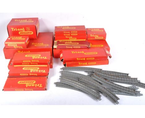 A collection of assorted vintage Triang / Tri-ang 00 gauge model railway trackside accessories and track pieces. Examples com