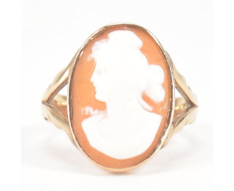 A hallmarked 9ct yellow gold cameo ring. The ring having a bezel set oval carved cameo depicting a profile portrait of a youn