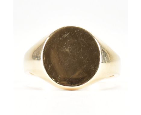 A hallmarked 9ct yellow gold signet ring. The ring having an unengraved round head to straight shank. Hallmarked for Birmingh