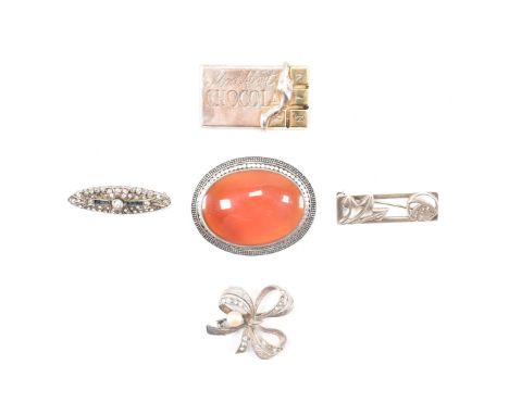 An assorted collection of silver brooch pins. The lot to include; an orange stone cabochon set brooch with rollover clasp (ha