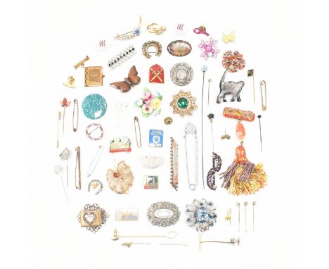 An assorted collection of costume jewellery pin brooches. The lot to include; gold &amp; silver tone jewellery, white stones,