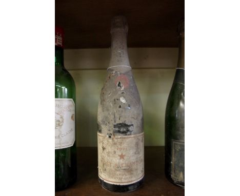 A 75cl bottle of Moet & Chandon 1971 vintage champagne.  Condition Report: Provenance: From the estate of the late actor Geof