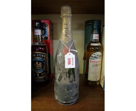 A 75cl bottle of Moet & Chandon 1978 vintage champagne.PLEASE NOTE THIS IS 1978 VINTAGE NOT 1971 AS PREVIOUSLY STATED.   Cond
