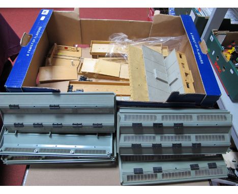 A Quantity of Hornby Dublo Plastic Trackside Items, wayside stations, central stops, platform sections and ramps, plus ten "E