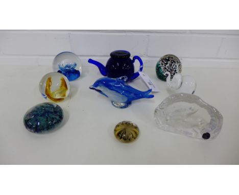 A collection of art glass paperweights to include Mdina, Dartington and Caithness glass, etc (9) 