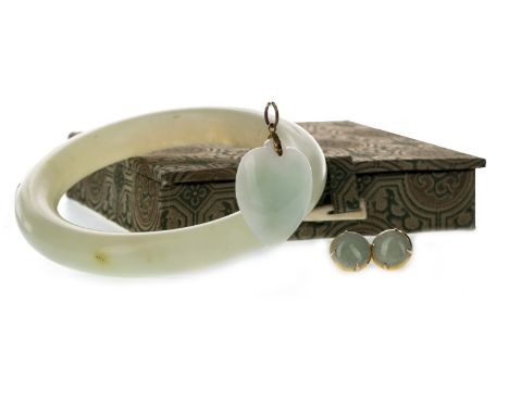 GREEN HARDSTONE BANGLE, PENDANT AND PAIR OF EARRINGS, 84mm in diameter, 53.8g, along with a green hardstone heart shaped pend