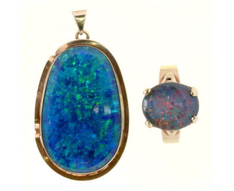 A BLACK OPAL DOUBLET RING AND PENDANT, BOTH IN GOLD, 13.4 G, RING SIZE Q