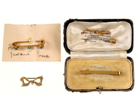 A GOLD BAR BROOCH, MARKED 15CT, 45MM, 3.25G, TWO 9CT GOLD BAR BROOCHES, ONE OTHER GOLD BAR BROOCH, UNMARKED, AND A GOLD STICK