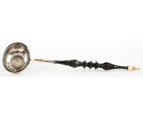 A SILVER PUNCH LADLE, THE BOWL INSET WITH A QUEEN ANNE SHILLING, ON FINELY TURNED WOOD AND BONE HANDLE, 28CM L, UNMARKED 