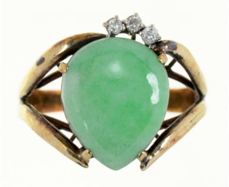 A JADE AND DIAMOND RING IN GOLD, MARKED 14K, 3.8G, SIZE N++SLIGHTLY LOOSE CABOCHON SETTING, WEAR TO GOLD