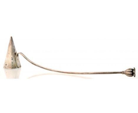 GRAHAM LEISHMAN STEWART. A SCOTTISH SILVER CANDLE SNUFFER,  WITH POPPY HEAD FINIAL AND HAMMER TEXTURED, 22.5CM L, MAKER'S MAR