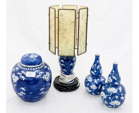 A pair of Japanese blue and white, a ginger jar and table lamp (a/f) (4)