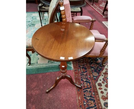 A CIRCULAR GEORGIAN STYLE MAHOGANY CENTRE TABLE, with circular top, on baluster shaped turned stem and tripod base, 19" (29cm