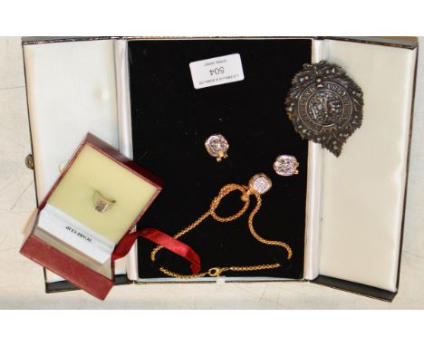 AN ARGYLL &amp; SUTHERLAND REGIMENTAL CAP BADGE, DRESS RING &amp; COSTUME NECKLACE WITH MATCHING EARRINGS     