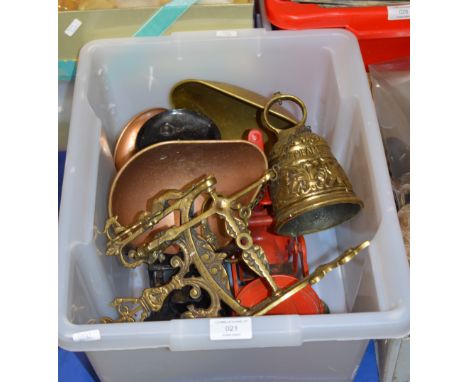 BOX CONTAINING SET OF OLD SCALES, BRASS BELL ETC     