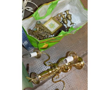 BRASS FINISHED LIGHT FITTING &amp; BAG WITH VARIOUS BRASS ITEMS, SMALL PICTURE ETC     