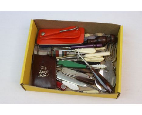Tray of approx 26 vintage Button Hooks to include Mother of Pearl &amp; Bone handled