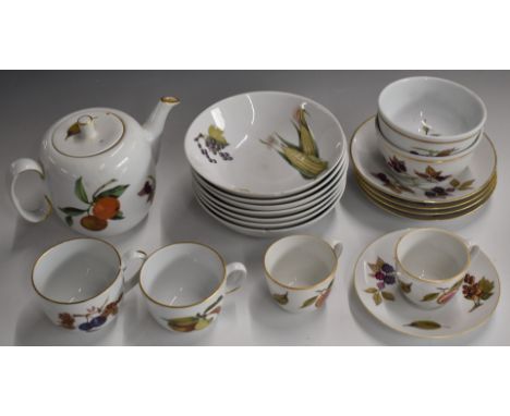 Approximately 115 pieces of Royal Worcester Evesham pattern tea, dinner and oven ware including casseroles, serving dishes et