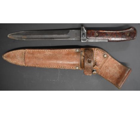 Czechoslovakian M1958 bayonet with grips of woodchip and protruding guard and tang, 17cm fullered blade stamped V0907 and 400