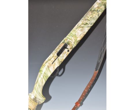 ACCTIONEER ANNOUNCE THIS GUN NOW HAS TWO ADDITIONAL CHOKES AND KEY Weatherby 12 bore 3-shot semi-automatic shotgun with chequ