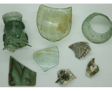 Mixed pieces of Roman glass. P&amp;P Group 1 (£14+VAT for the first lot and £1+VAT for subsequent lots) 