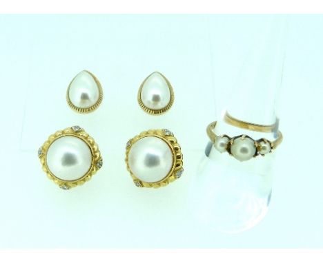 A graduated three stone cultured pearl Ring, mounted in in 9ct yellow gold, Size O, a pair of large blister pearl earrings in