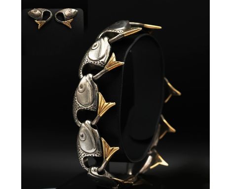 BRETT PAYNE STERLING SILVER AND 9CT GOLD FISH BRACELET, with 9ct gold fins, Sheffield 1996, together with a pair of matching 