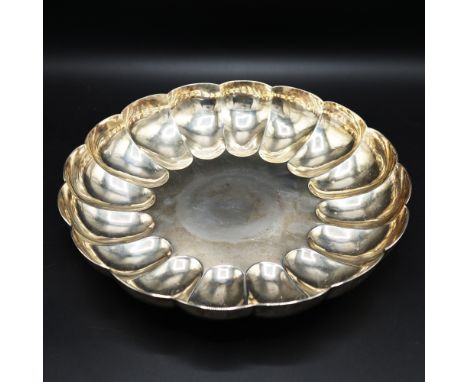 A GARRARD &amp; CO SILVER SCALLOPED BOWL, 31cm diam, stamped to underside, 1129 grams/36.31 ozt.