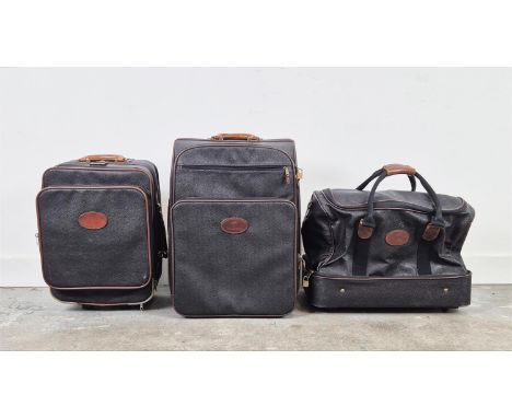 MULBERRY TRAVELLING SET, scotch grain leather with leather trims and iconic Mulberry checkered fabric lining, one bigger trol