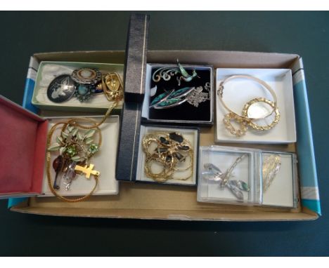 A quantity of costume jewellery, to include: brooches, pendants, a bangle and other items.