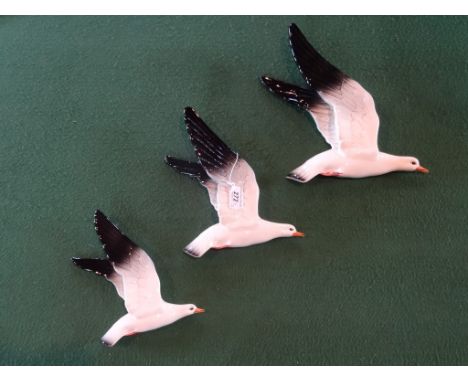 A set of three graduated Beswick ceramic seagulls no. 922, (the largest 30cm x 28cm).   Condition Report:  No damage or resto