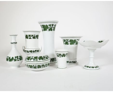 KONVOLUT, Staatl Porzellanmanuf Meissen,Dekor Voller grüner Weinkranz, bestehend aus: 5 Vase, div Formen ua Krater und Keulen