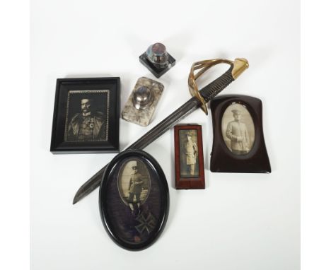 DEUTSCHES REICH, 1871-1918/ FRANKREICH, 19. Jh.,Konvolut, bestehend aus: 3 gerahmten s/w- Soldatenportraits, 1x mit EK 1914 2