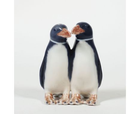 TRAP, Anna (1877-1943) für Porzellanmanuf. Royal Copenhagen,"Pinguin-Paar", polychromiert, blaue Wellen bzw. grüne Stempelmar