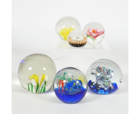 PAPERWEIGHTS, Konvolut von 6, je runde Form,versch Herst ua Farfalla/München, Caithness Myriad Scotland, div Dekore ua 1x Krö