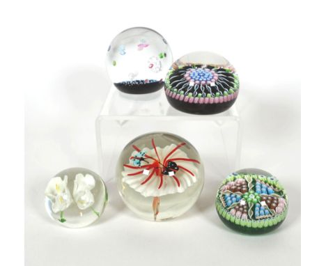 PAPERWEIGHTS, Konvolut von 5, je runde Form,versch Herst  ua Caithness Helter Skelter Scotland und Farfalla/München, div Deko