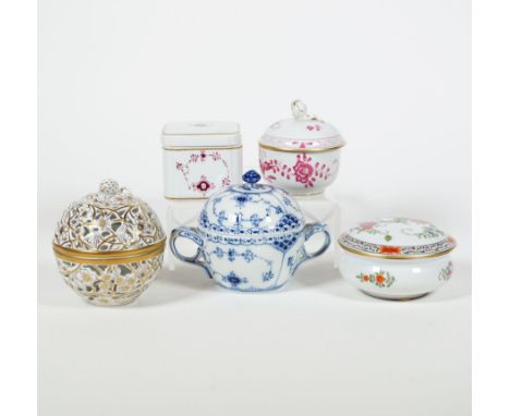 DECKELDOSEN, Kovolut von 5,2 x Porzellanmanuf. Royal Copenhagen, 2 x staatl. Porzellanmanuf. Meissen (1x 2 Schleifstriche) u.