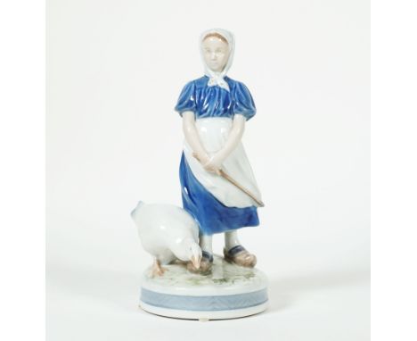 THOMSEN, Christian für Porzellanmanuf. Royal Copenhagen, "Mädchen mit Gänsen", polychromiert, im Sockel monogr., blaue Wellen