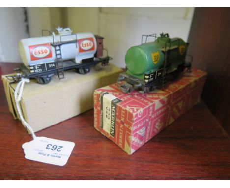 Märklin HO tank wagons: 314 ESSO and 314 BP, one in non-original box (2)