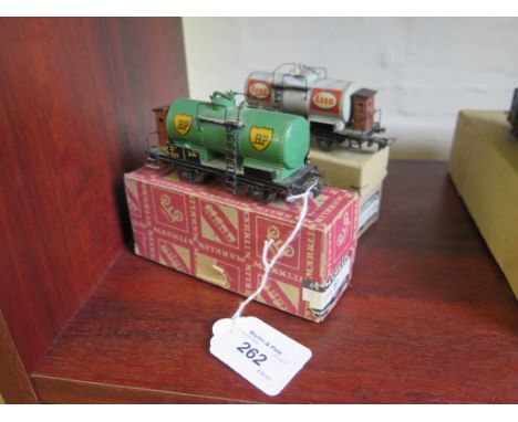 Märklin HO tank wagons: 314 ESSO and 314 BP in original boxes (2)