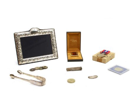 A quantity of collectibles, to include a sterling silver photo frame, Sheffield 1997, a cased S. T. Dupont gilt laque de chin