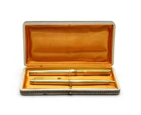 An 18 ct gold Parker fountain pen and propelling pencil, with French hallmarks and import marks for London 1983, of ribbed fo