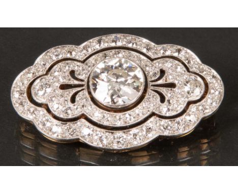 Art Déco-Brosche. 18 ct Gelbgold und Platin, besetzt mit Brilliant, ca. 2,36 ct, umgeben von Diamanten, insgesamt ca. 3,44 ct