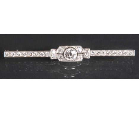 Art Déco-Stabnadelbrosche. Platin, ca. 5,9 g, besetzt mit Brillanten in modernem Altschliff, ca. 2,20 ct, L=6,5 cm.