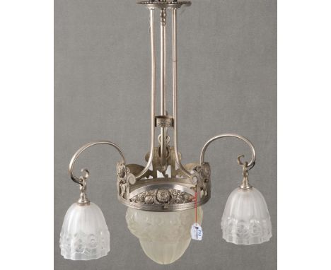 Vierflammige Art Déco-Deckenlampe. Frankreich 20. Jh. Metallgestell, mit Glasschale und -schirmen, H=64 cm, D=47 cm. (min. be