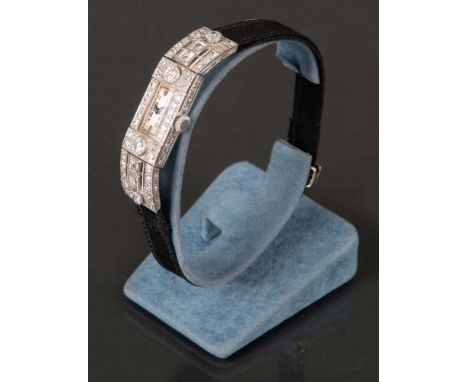 Art Déco-Damenarmbanduhr. Frankreich 1920. Platingehäuse, reich besetzt mit vier Altschliffbrillanten und Altschliffdiamanten