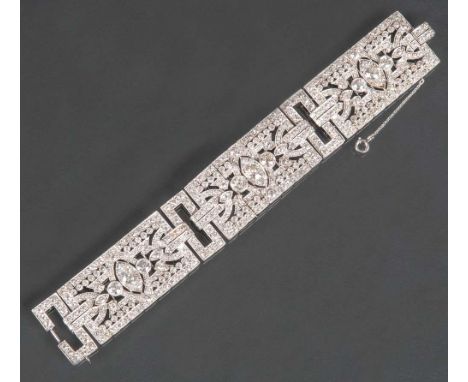Art Déco-Damenarmband, in drei Felder unterteilt. Platin / Iridium, ca. 82,6 g, besetzt mit Brillanten, u.a. drei größere in 