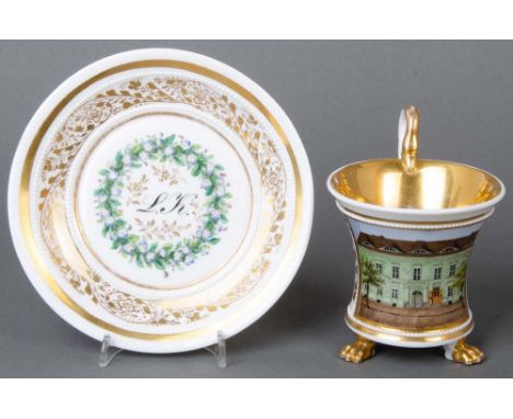 Schlangenhenkel-Tasse mit Unterschale „Perlfries“. Berlin um 1830 und später. Porzellan, bunt bemalt mit einer Architekturans